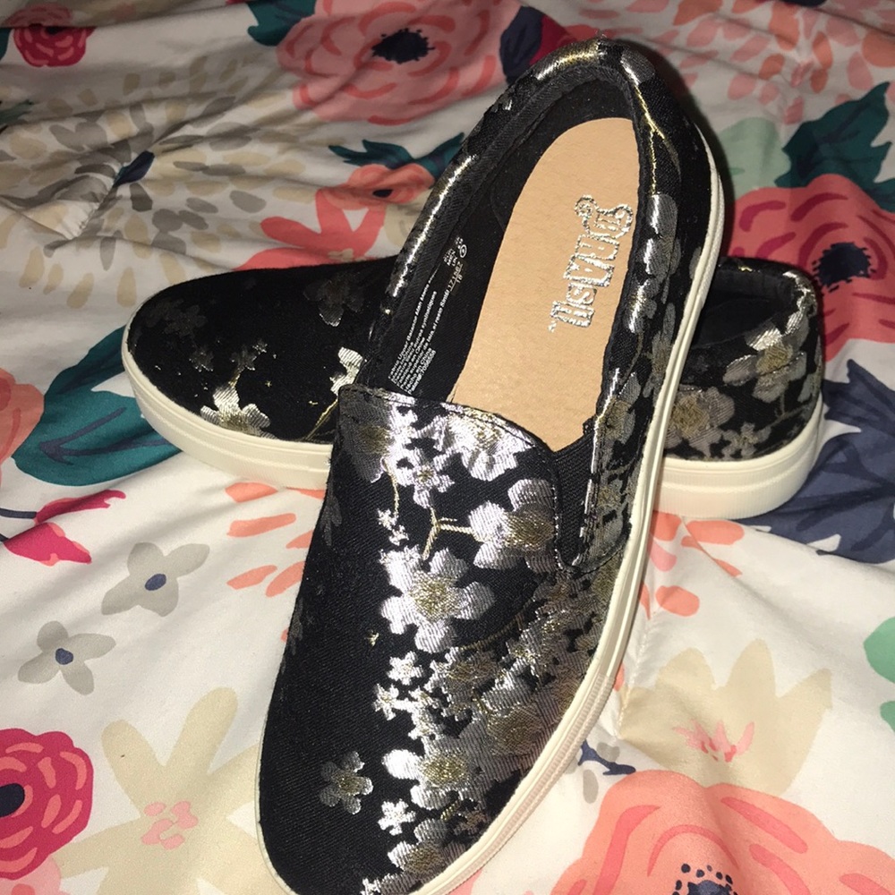 Brand new with tags! Silver floral flats!